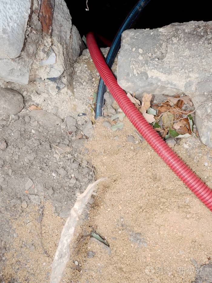 道路施工开挖中敷设电缆的波纹塑料管. hdpe和保护管中的电线.