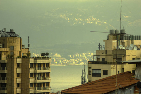 贝鲁特市的景色，地中海和阳光透过阴沉的天空。 贝鲁特黎巴嫩。