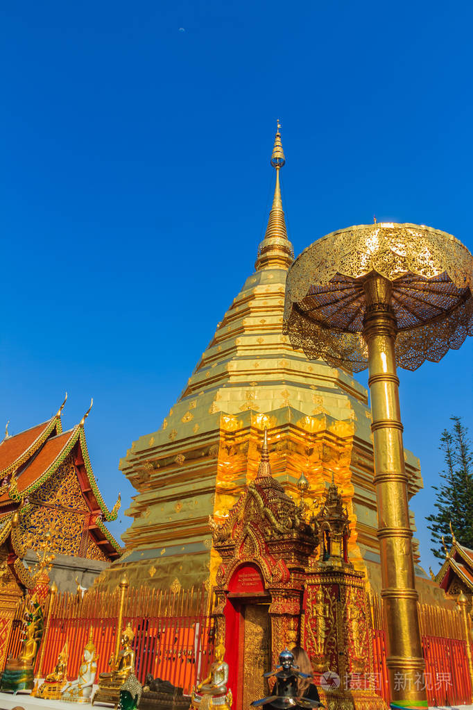 风格建筑的金教堂和宝塔在瓦特拉多苏贴著名的寺庙并成为泰国的地标