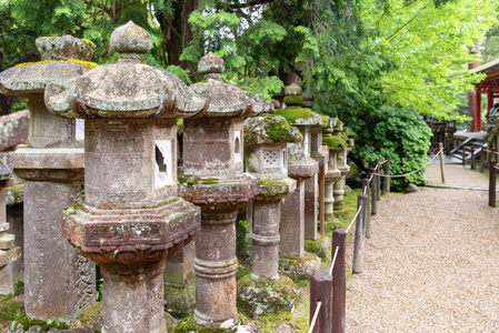 日本纳拉神社古石单片灯。