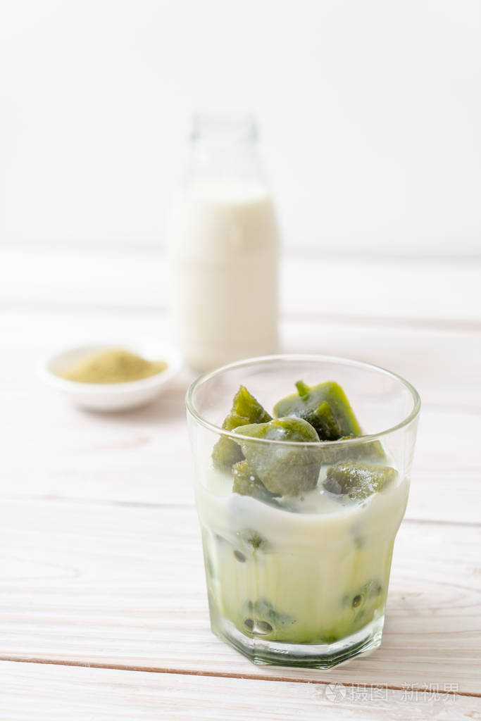 抹茶绿茶冰块和牛奶