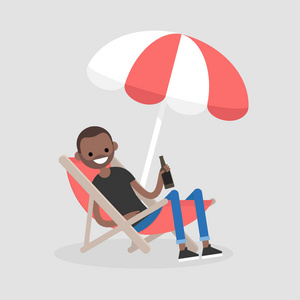 年轻的黑人角色坐在海滩伞下的躺椅上喝啤酒。 假期。 夏天。 周末。 户外。 平面可编辑矢量插图剪辑艺术