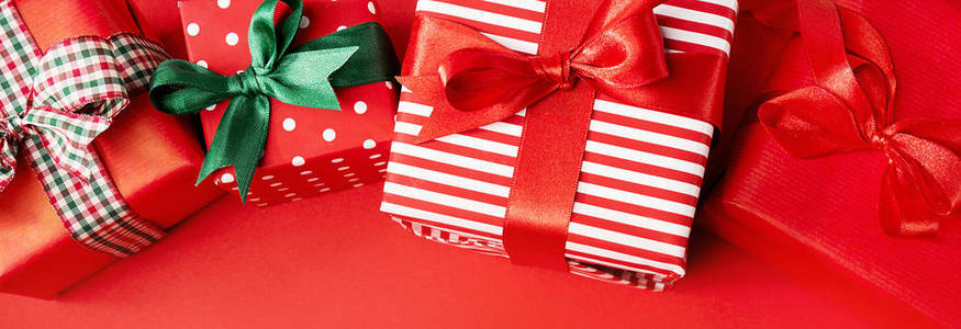 极少数用彩色丝带装饰的精美礼品，并以红色圣诞概念组成