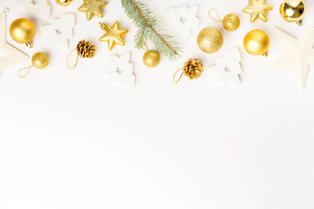 平躺着的圣诞金色装饰花苞和冷杉树枝隔离在白色上