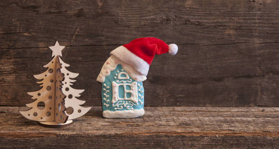 木制背景上的圣诞装饰关闭。