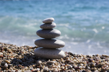 石头和鹅卵石堆砌和谐，平衡海岸上的一块石头