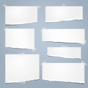 白色撕破的笔记本纸, 撕破内衬的笔记纸, 用于文本或消息卡在蓝色背景上。向量例证
