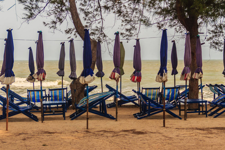 泰国潮桑兰海滩的帆布伞和椅子。