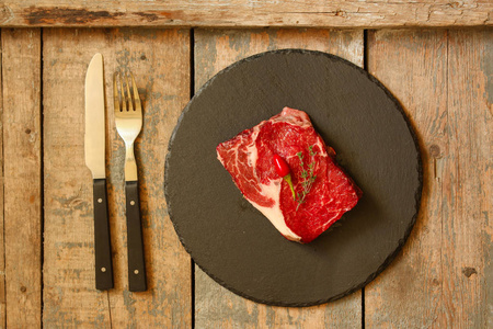 生牛肉排加香料的烤肉一块肉。 顶部视图，复制空间