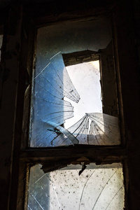 破窗玻璃的恐怖照片. 阴郁的室内抑郁背景设计悲剧恐怖万圣节照片