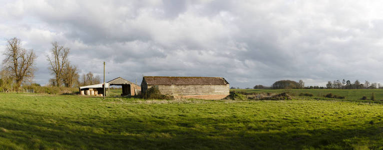 英国乡村旧农场建筑全景。 英国白金汉郡