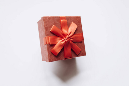 红色箱子与弓与礼物在白色背景