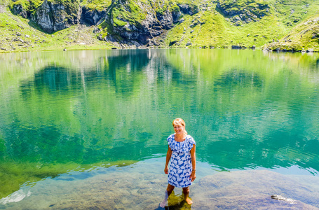 布莱亚湖的女孩位于transfagarasan路的通行证上。 罗马尼亚。