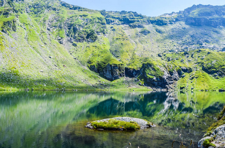 巴莱湖位于transfagarasan路的入口。 罗马尼亚。