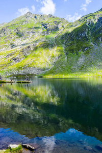 游客在巴莱亚湖附近，位于transfagarasan公路的通行证上。 罗马尼亚。