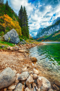 美丽的景色田园诗般的色彩斑斓的秋景，与达奇斯坦山顶，由高苏斯泰山湖在秋天，萨尔茨卡默古特地区，奥地利上部，奥地利