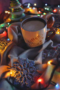 一杯咖啡与泡沫在圣诞装饰和灯光花环的背景