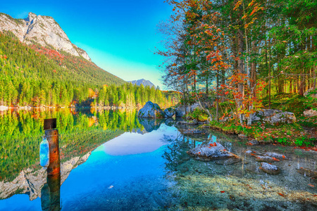 神奇的秋天，阳光明媚的一天在腹地湖。腹地湖水镜反射美景。地点德国阿尔卑斯山上巴伐利亚州贝希特斯加登兰国家公园拉姆索度假村