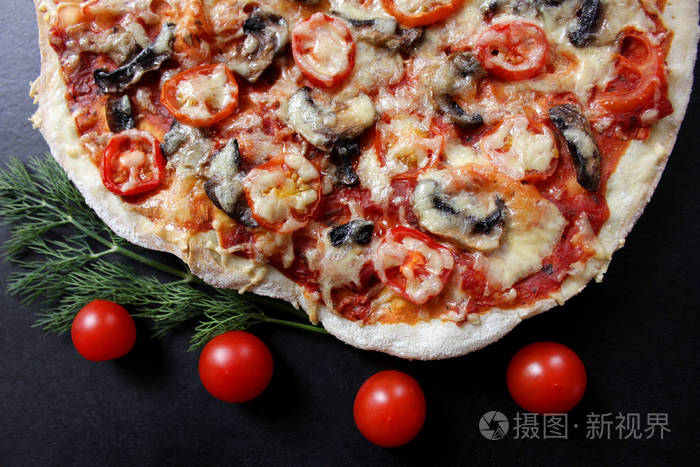 带有蘑菇西红柿和奶酪的美味披萨
