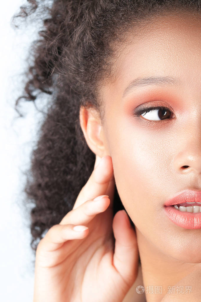 年轻漂亮的黑人女孩,干净完美的皮肤接近. 美人肖像