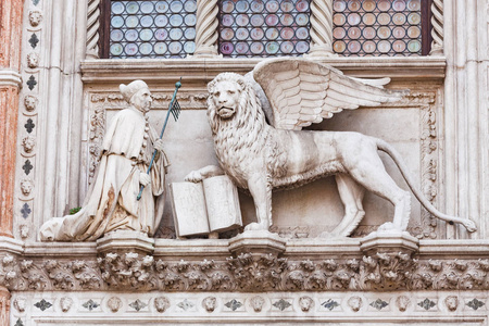 雕塑的道格弗朗切斯科福斯卡里和圣马克的狮子, 威尼斯