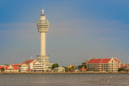 沙穆特普拉坎市政厅的河畔景观，有新的观景塔和船墩。 萨穆特普拉坎位于泰国海湾上的潮法拉河的河口。