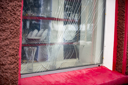 被者打破的橱窗破碎的店面图片