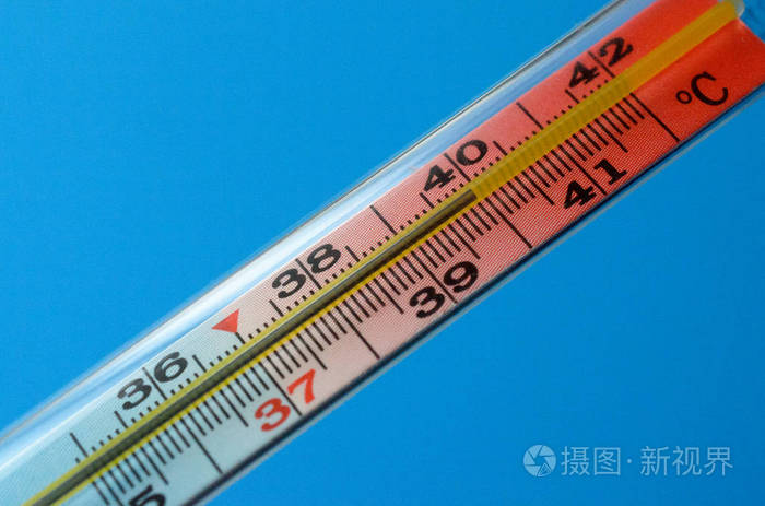 蓝色背景上的医用水银温度计