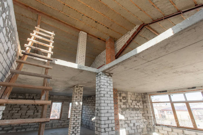 屋顶部分内部升温的工作过程.房屋或公寓正在建造,改造,翻新,修复中