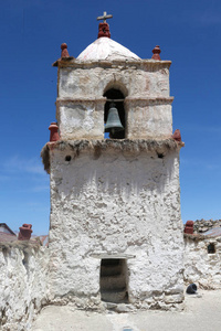 智利安第斯山帕里纳科塔小村庄的旧钟楼