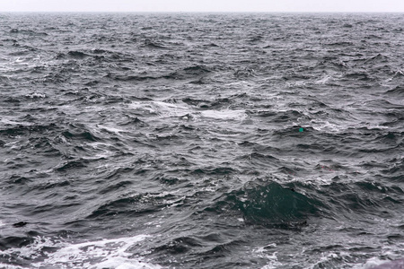 地平线上波涛汹涌的大海的海景。