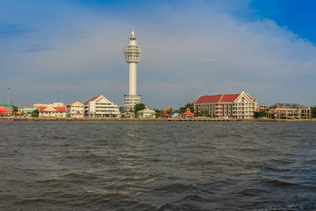 沙穆特普拉坎市政厅的河畔景观，有新的观景塔和船墩。 萨穆特普拉坎位于泰国海湾上的潮法拉河的河口。