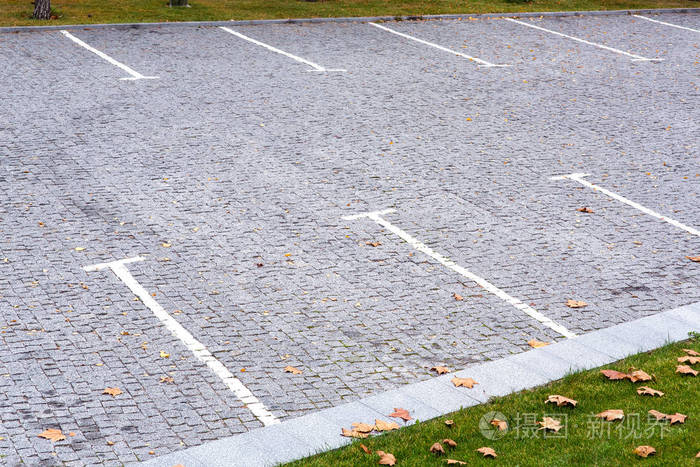 上面有标记的白色条纹,帕科顶部的景色围绕着停车场,草地上散落着黄色