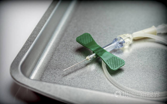 医院概念图像中金属托盘上的安全采血装置适配器