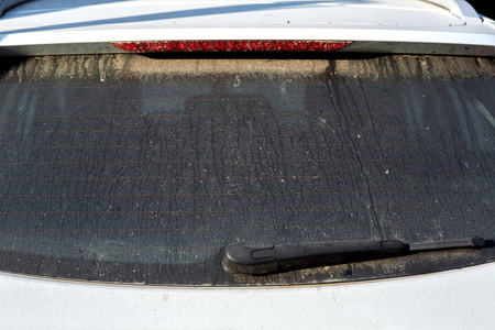 雪地里的脏车有铭文的脏玻璃车车窗口后面的夏日风景脏车旧脏车,破