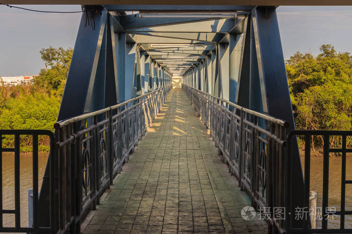 小型悬索钢桥结构细节钢结构支撑的悬索桥过河与蓝天背景