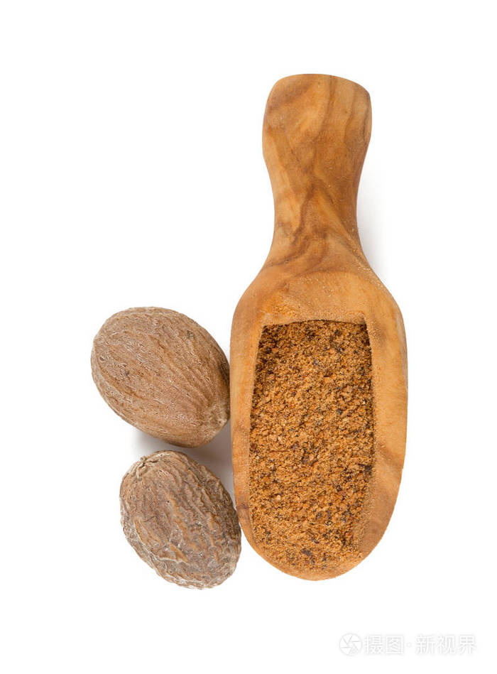 肉豆蔻分离在白色上