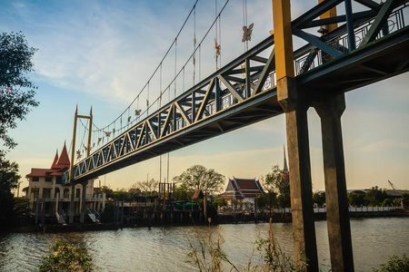 小型悬索钢桥结构细节. 钢结构支撑的悬索桥过河与蓝天背景.照片