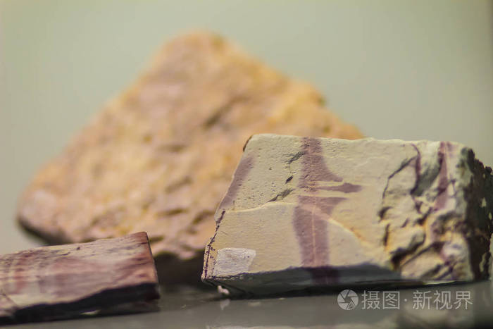 泥岩是一种细粒沉积岩,其原始成分为粘土或淤泥.