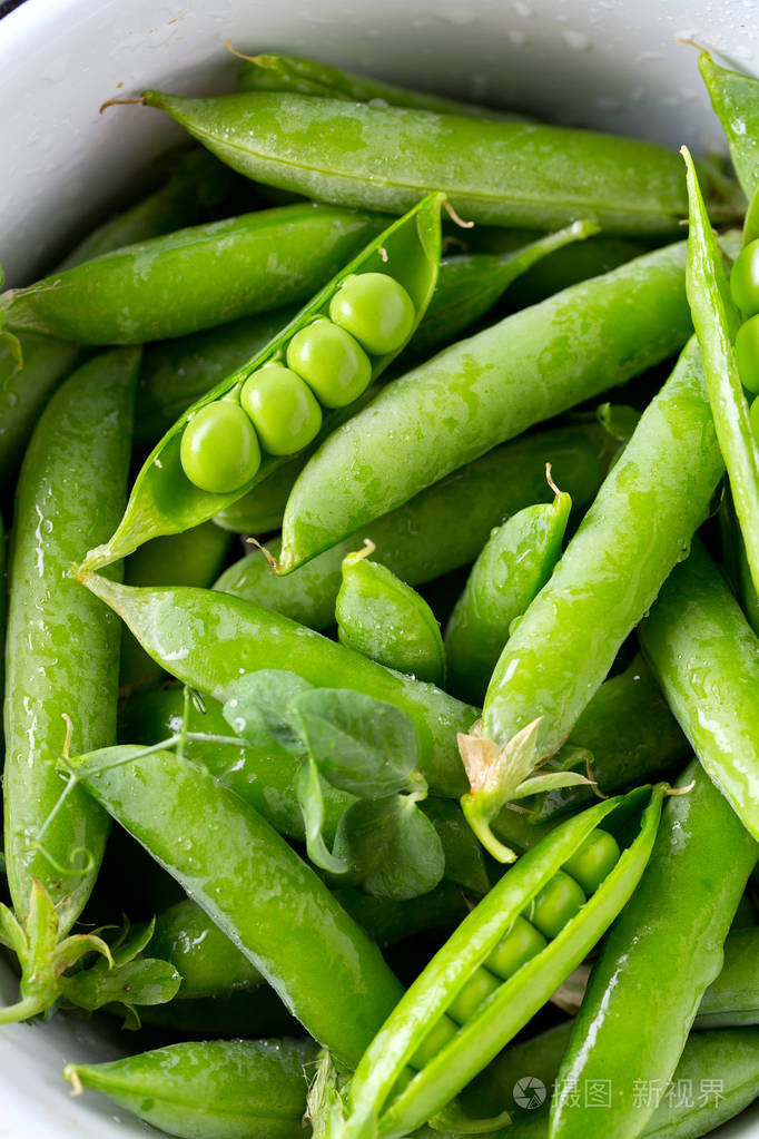 木桌上的豌豆荚