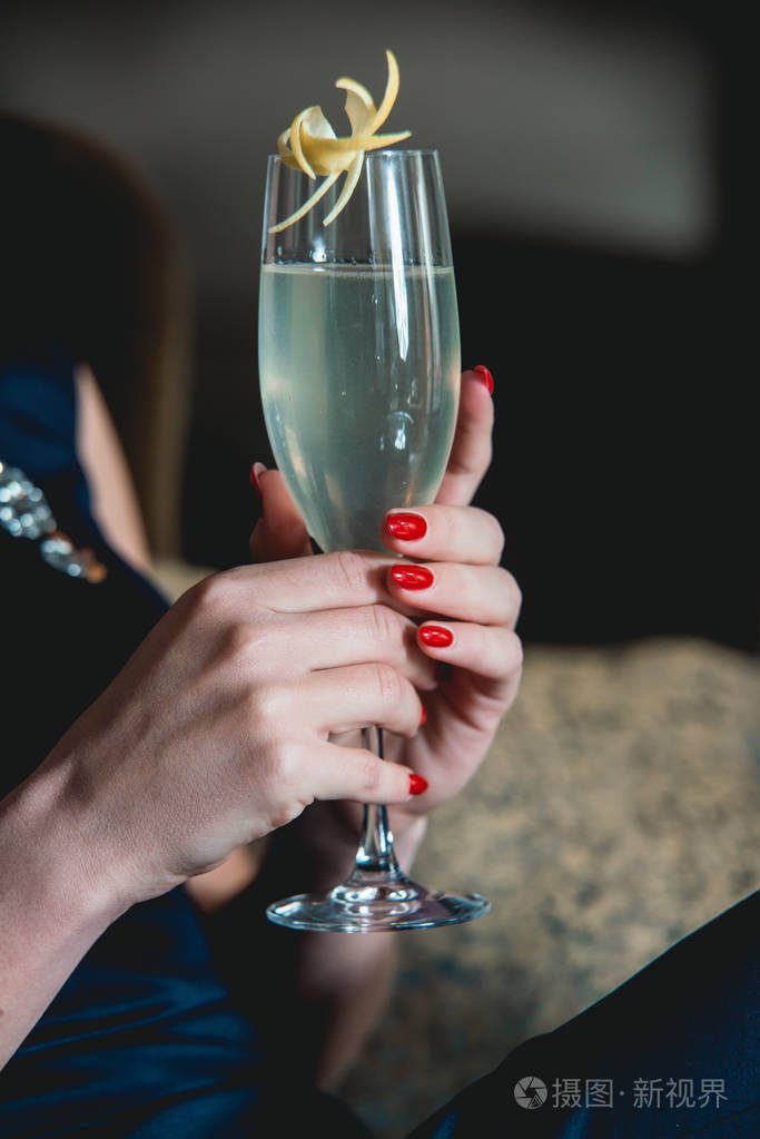 豪华酒店大堂酒吧.深色布鲁连衣裙