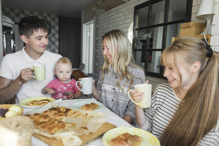 幸福的家庭在家里享受苹果派。家庭晚餐。早餐和午餐