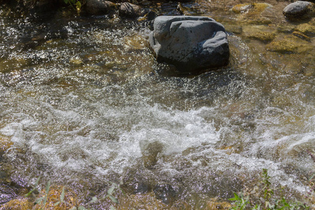 山涧中门槛上的清水