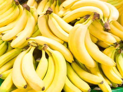 背景许多漂亮的成熟香蕉在柜台上