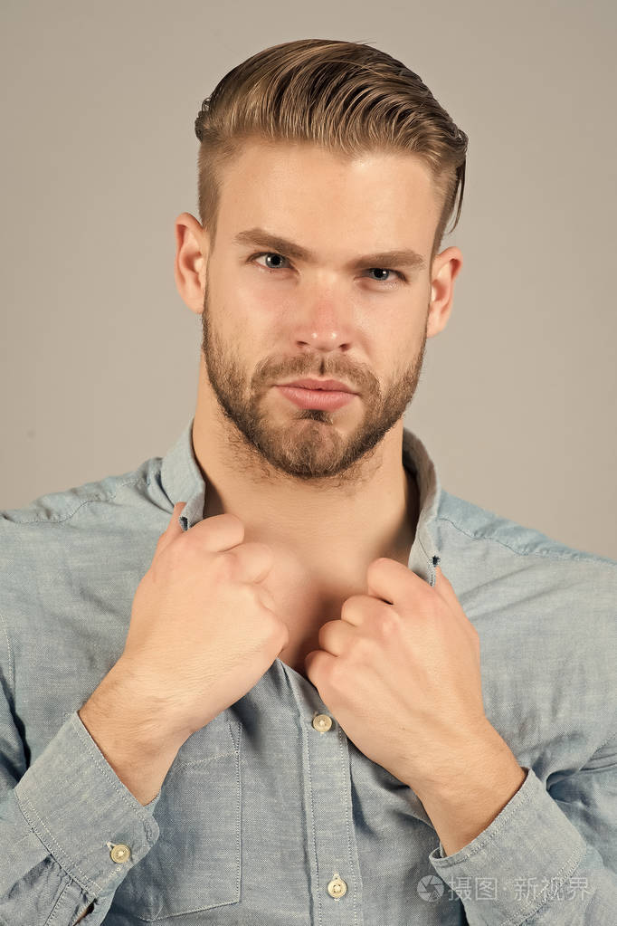 胡子脸的家伙时髦的头发理发举行衬衫衣领