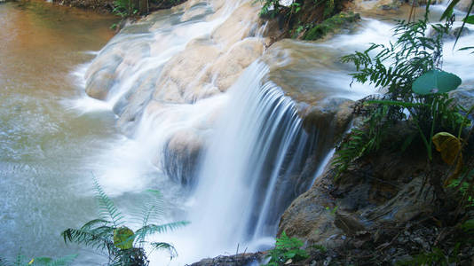 瀑布自然美丽的溪流瀑布背景蓝色水流中的小瀑布河流。