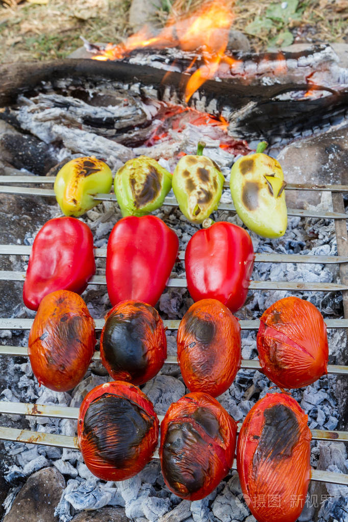 胡椒和西红柿用木炭煮熟