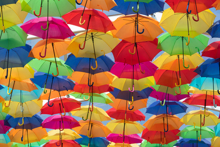 葡萄牙阿圭达市有很多遮阳伞为天空着色