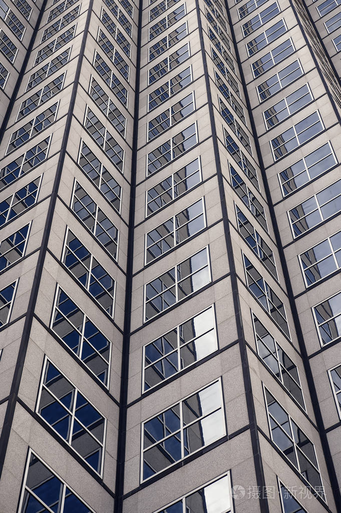 对玻璃的钢蓝色背景全景和透视图广角视图