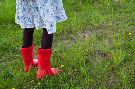 sboots穿红靴的女人在草地上照片